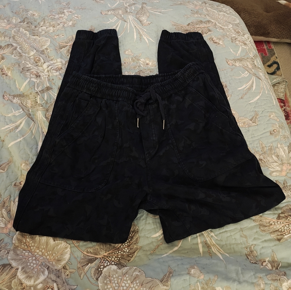 Athleta Black/Dark Blue Camouflage Jogger Pants Size 6 Printed Farallon Joggers